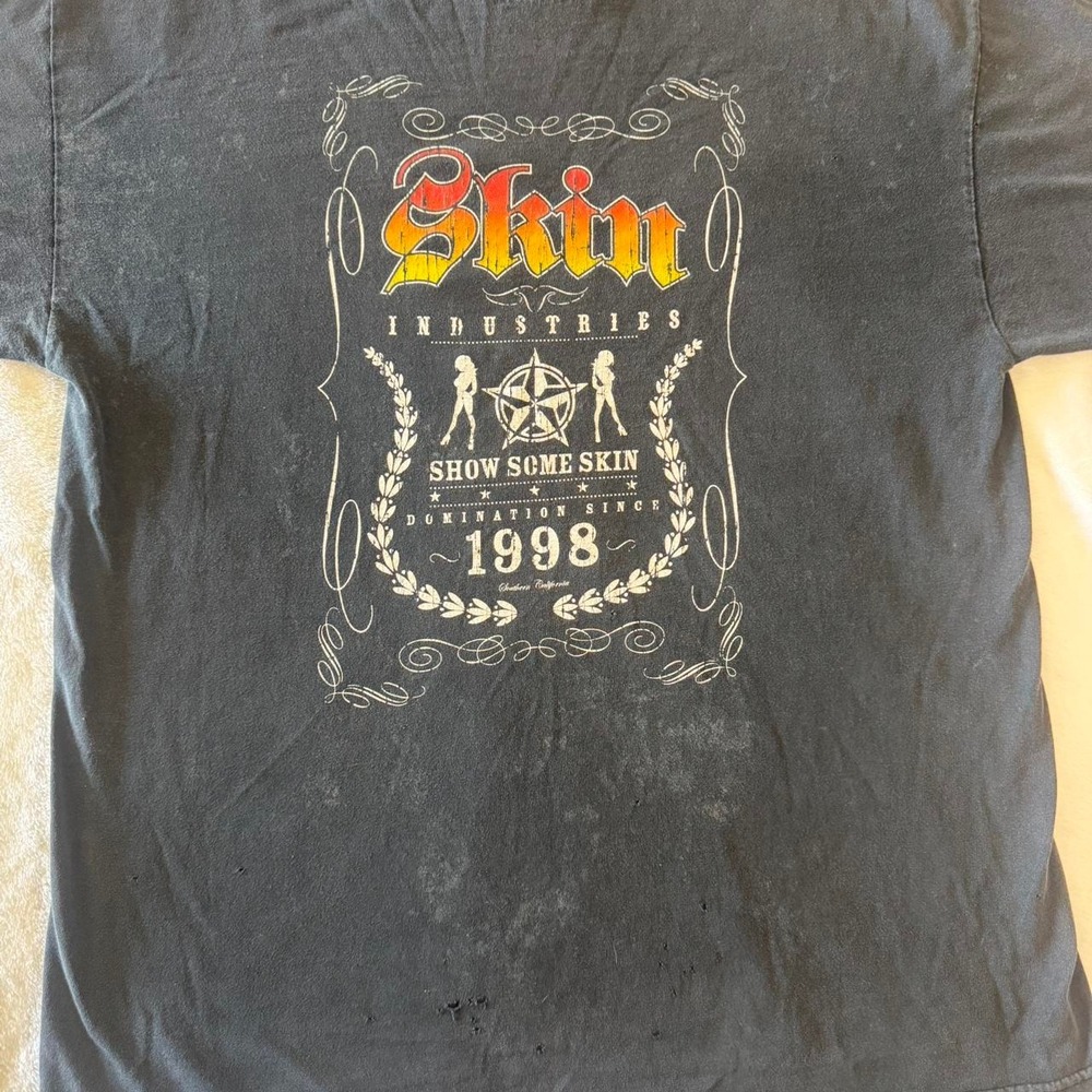 Y2K vintage Skin Industries black graphic short sleeve tee skater grunge emo - Picture 2 of 6
